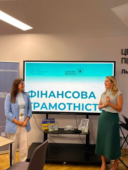 Сьогодні у Центрі підтримки підприємництва Львівської міської ради відбулося фінальне навчання «Фінансова грамотність для педагогів», організоване Junior Achievement Ukrainе. Воно завершило серію навчальних сесій, які тривали протягом літа та об’єднали освітян з різних регіонів України.